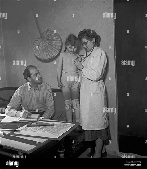 Auscultation chez la femme Banque d'images noir et blanc - Alamy