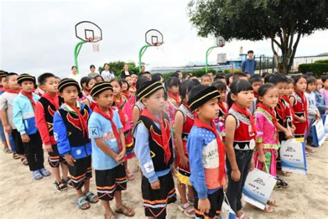 新疆少数民族学生坐专列赴内地上学