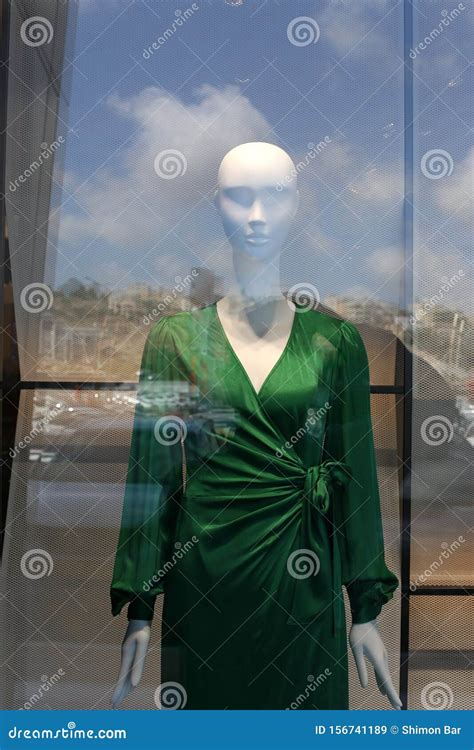 åœ¨ä»¥è‰²åˆ—çš„ä¸€å®¶å¤§å•†åº—é‡Œå šå¹¿å‘Šã€‚ä¸€ä¸ªäººä½“æ¨¡åž‹ï¼Œä»£è¡¨åœ¨ä»¥è‰²åˆ—ä¸€ä¸ªé™ˆåˆ ...