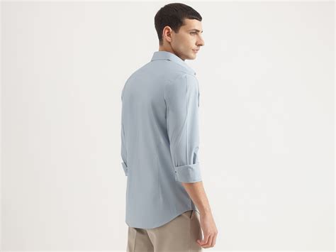 Slim Fit Spread Collar Solid Shirt – United Colors of Benetton Store