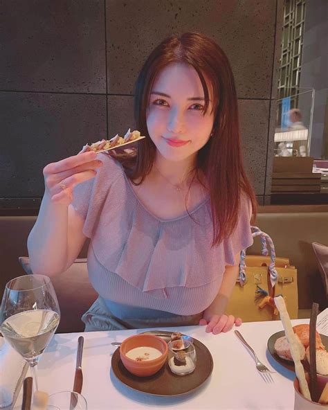 沖田杏梨さんのインスタグラム写真 - (沖田杏梨Instagram)「Shall we go out together next time?? 今度一緒にいきませんか？😊💓 Golden ...