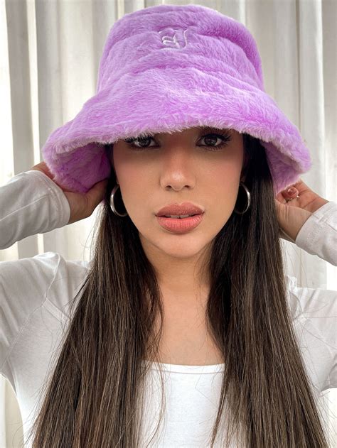 Chapéu de balde Bordado de letras Fofo | Fluffy bucket hat, Hat ...