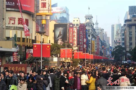 新年第一天 上海南京路人山人海_严大明_ 光明图片
