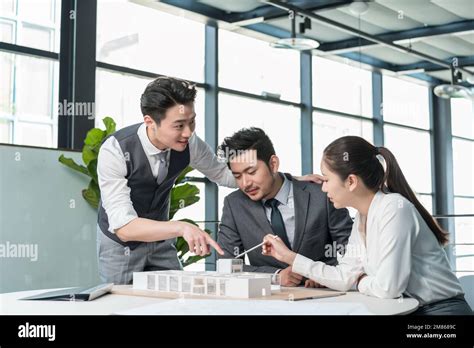 Business People Meeting Room 的图像结果