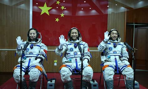 致敬！英雄航天员群体不断创造中国奇迹 - 中华人民共和国国防部