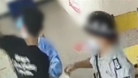男子拒绝出示健康码辱骂殴打防疫人员，已被警方行政拘留5天_凤凰网视频_凤凰网