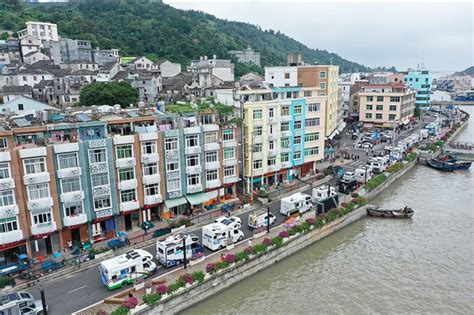 浙江温州苍南一个镇，原由5个镇合并而成，后来又分出2个镇