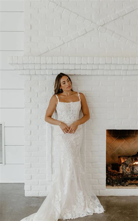 Elegant Floral Lace Fit-and-Flare Wedding Dress with Shoulder Straps