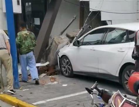 轿车冲上人行道一头撞入墙面 幸无人员伤亡_上海滩_新民网