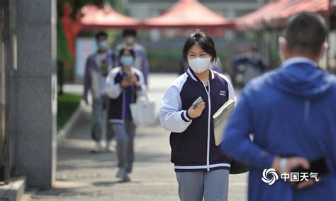 2022北京高考最后一天 家长送考生鲜花祝一举夺“葵”-天气图集-中国天气网