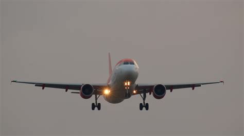 The plane is landing 42474226 Stock Video at Vecteezy