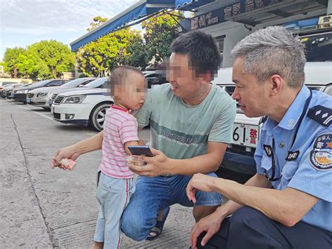 朋友圈接力转发 民警帮助迷路3岁男孩找到家人_上海滩_新民网