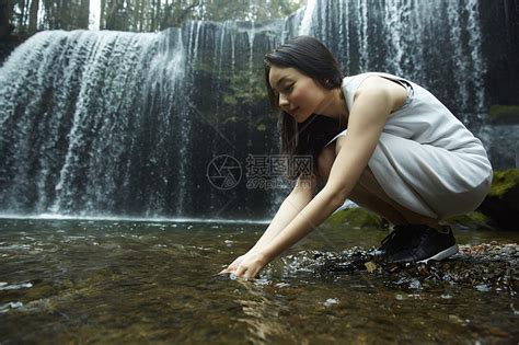 女人在溪边捧起水高清图片下载-正版图片502071643-摄图网