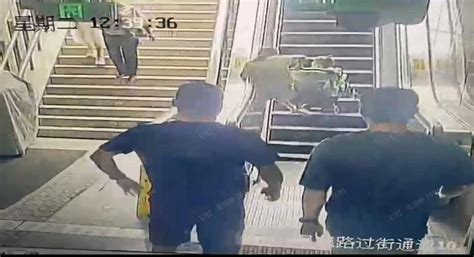“救救孩子！”妈妈推着婴儿车上扶梯摔倒，还好有他们……-城事-杭州19楼