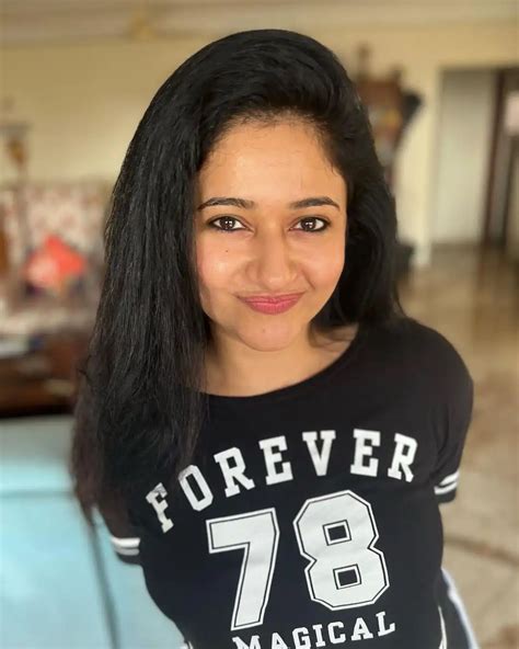 Poonam Bajwa : క్లోజప్ ఫొటోలతో క్యూట్ లుక్స్ ఇస్తున్న పూనమ్ బజ్వా ...