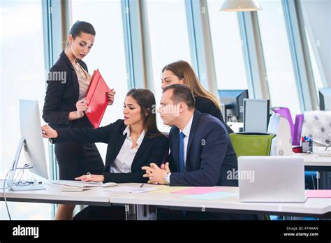 Modern Business People 的图像结果