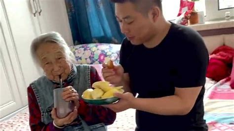 在九十岁姥姥面前吃榴莲，姥姥“嫌臭”不说，真是个精明的老太太！_腾讯视频