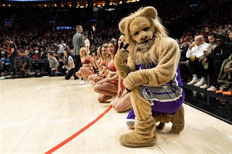 Lakers Mascot