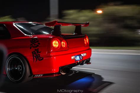 Rolling shot of a R34 - 11:30pm 80km/h - 9GAG