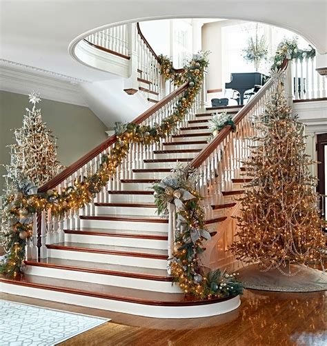 30 Elegant Christmas Decoration Ideas | Christmas stairs decorations ...