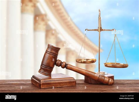 Judge's gavel with scales and courthouse on background. Concept of law ...