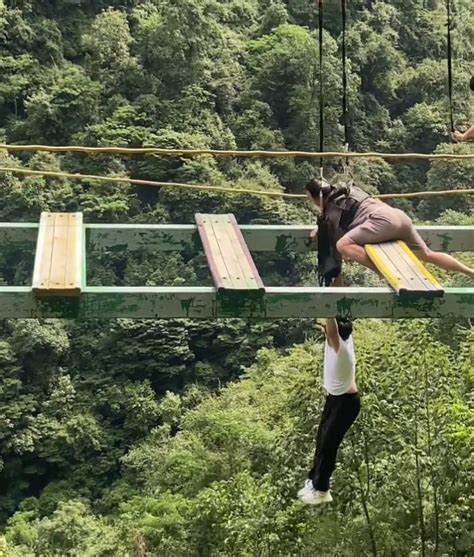 惊险！四川男孩玩高空项目被吊半空，父亲无保护措施攀爬高空救娃引争议_腾讯新闻