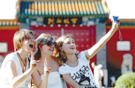 英国游客来中国旅游，为中国有一个人羡慕不已，你知道是谁吗？_生活