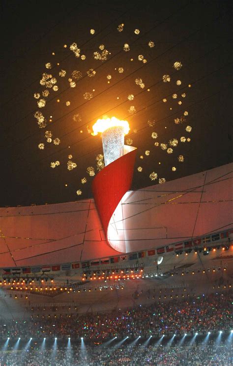 回看历届奥运会开幕式点火仪式，哪年最令人难忘？神评：射箭的那个最好 - 比神评