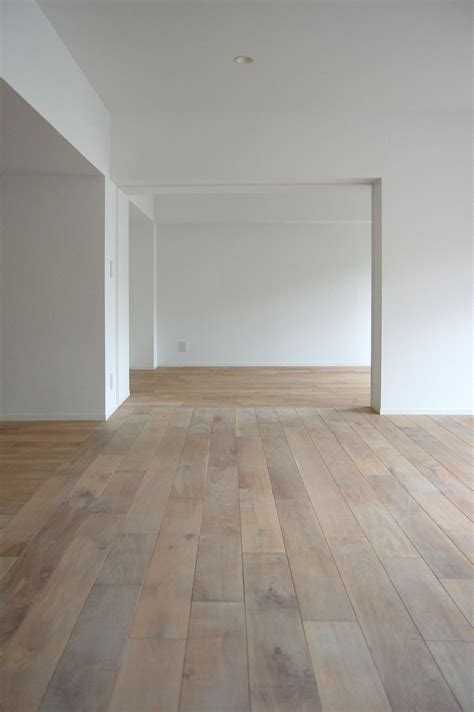 NAUT｜S house | House flooring, House interior, White walls