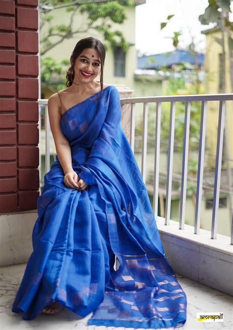 Handwoven Pure Matka Jamdani with Gold Checks – Amrapali Boutique