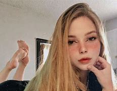 brunette amateur small webcam