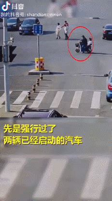 淄博男子骑电动车带娃闯红灯，侥幸躲过两车后被撞-大象网