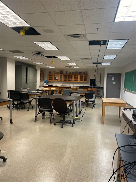 Science Lab Room 的图像结果