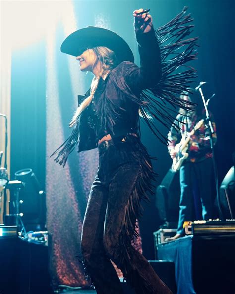 Lainey Wilson Shares New Photos, Sparking Pregnancy Buzz