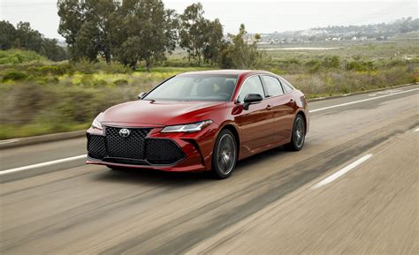 The 2019 Toyota Avalon Looks to Appeal to Late-Blooming Boomers | Review | Car and Driver