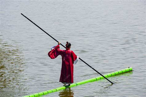 郑州：全国民族运动会独竹漂竞赛项目开赛 选手演绎“水上漂”_大众网
