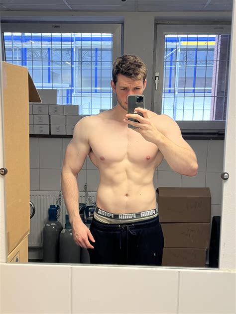 M/27/6'4" [105kg to 101kg] (2 months) involuntarily cut down a bit but ...