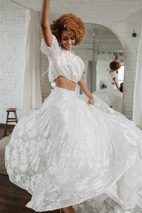 Simple alternative wedding dresses | Beachweddingtips.com