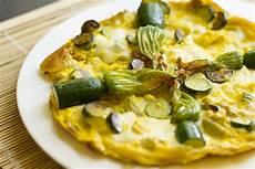 frittata con fiori di zucchina frittata con fiori di zucchina mangia con me frittata con fiori di zucchina frittata con fiori di zucchina mangia con me