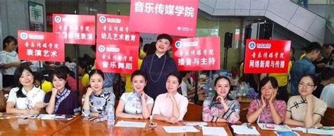 大学女教师当起了学生，学习旗袍礼仪_央广网