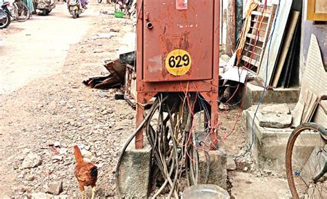 அபாய நிலையில் மின் பெட்டிகள்: அச்சத்தில் பெரம்பூர் - அருந்ததி நகர் ...