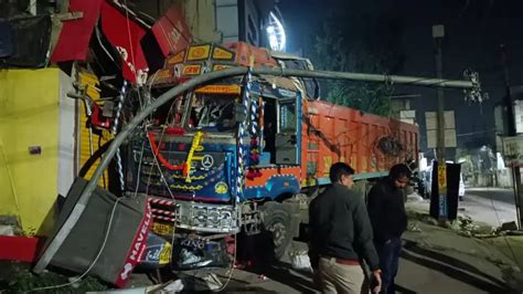 Truck rams into a jewellery shop in Odisha killing guard; irate locals ...