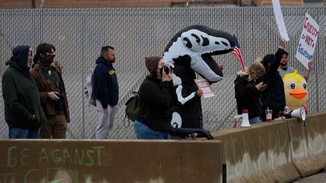 Siguen las Protestas por Redadas del ICE en EUA; Así el Ambiente cerca ...
