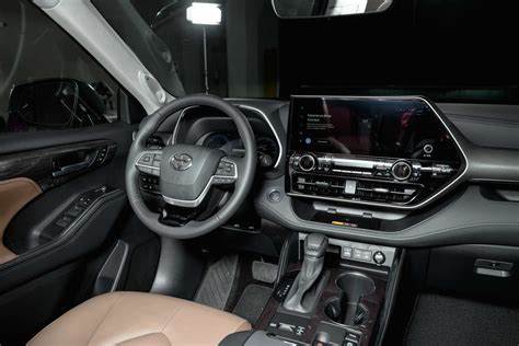 2025 Toyota Highlander Hybrid - Specs, Prices, MPG, Reviews & Photos | Cars.com