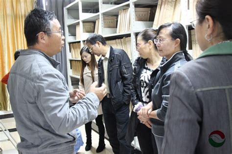 凤庆县档案局档案室工作规范化认定小组到滇红集团档案室调研 档案室地体考察
