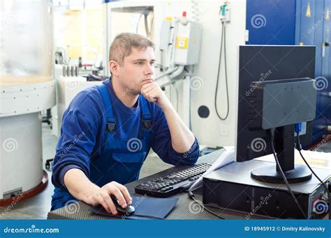 CNC Machine Operating 的图像结果