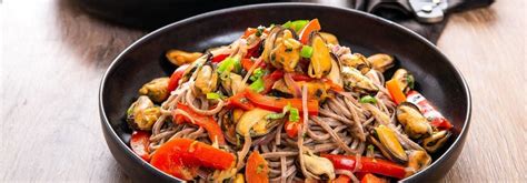 Соба с морепродуктами и овощами: простые рецепты
