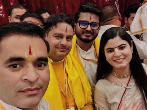 Kathavachak Indresh marries in a Tirupati Temple-inspired Vedic wedding ...