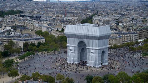 Et voilà: L'Arc de Triomphe, Wrapped by Christo - Topos Magazine