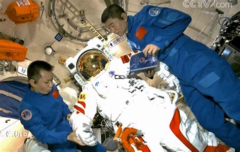 中国航天员在太空行走7小时，要5小时准备，美国更超过24小时？